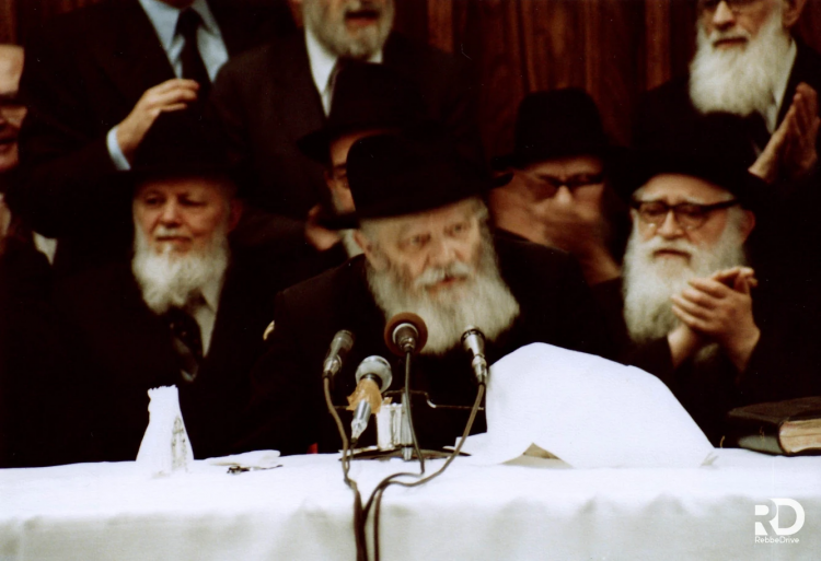 י"א ניסן תש"מ | גלריה